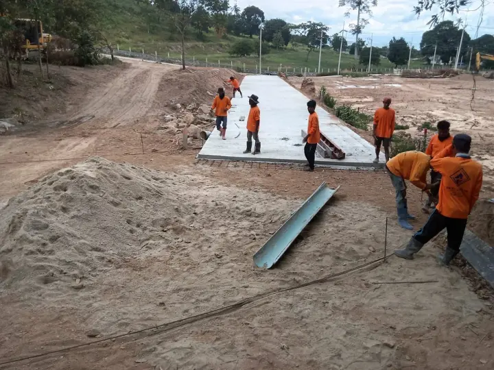 Crew laying a concrete access road on a new development